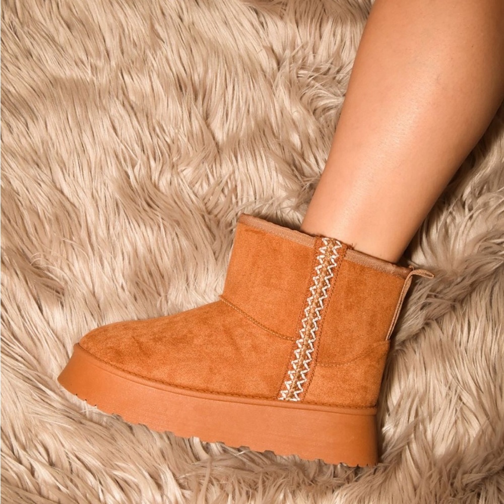 NWT WILD DIVA Chestnut Brown Fleece Lined Chunky Platform Short Ankle Boots - Picture 2 of 3